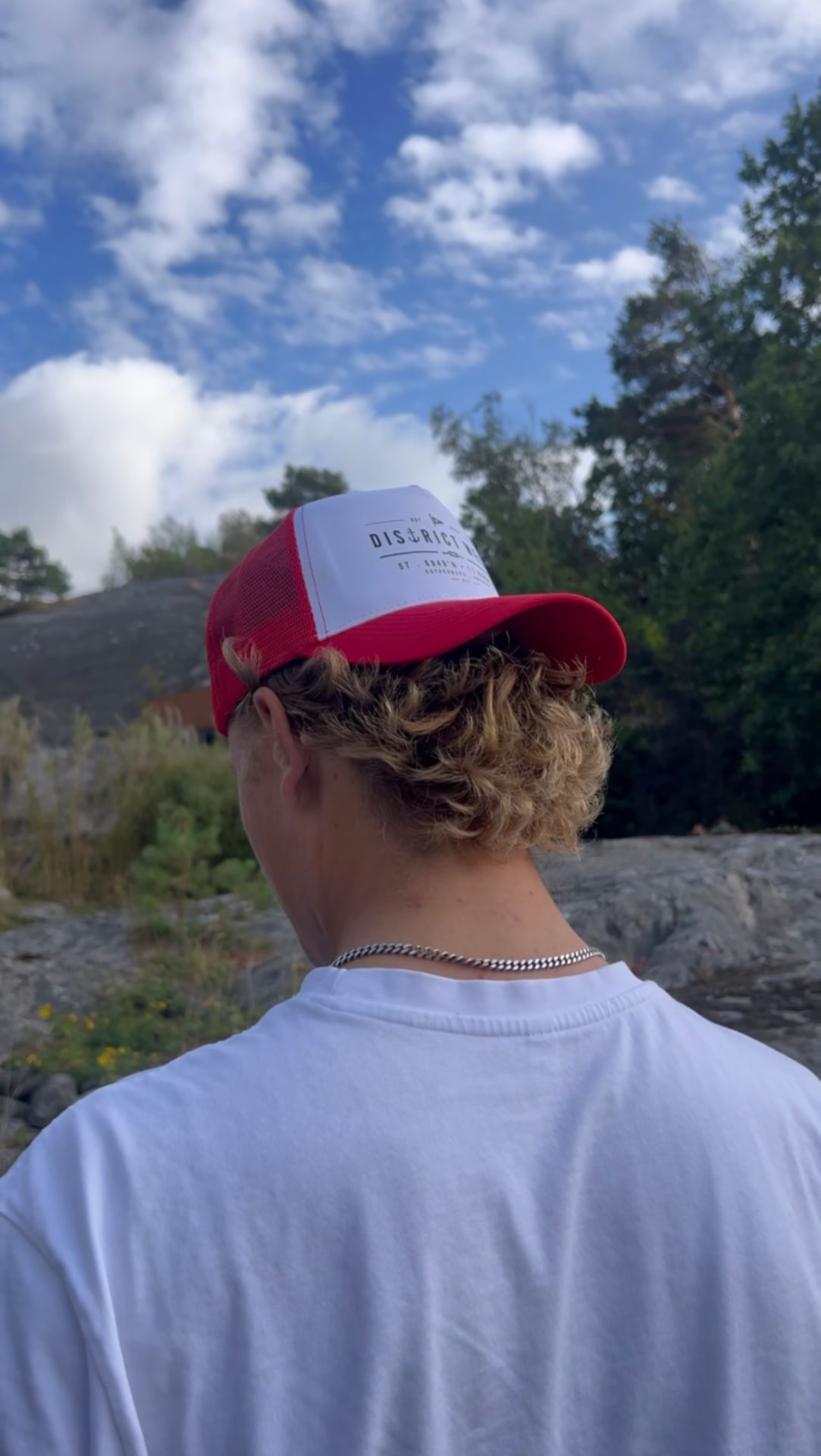 District West Trucker Cap Red/White — bakifrån i skärgårdsmiljö