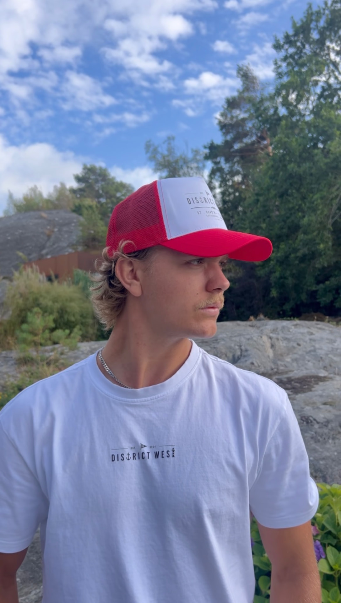 District West Trucker Cap Red/White buren vid västkusten